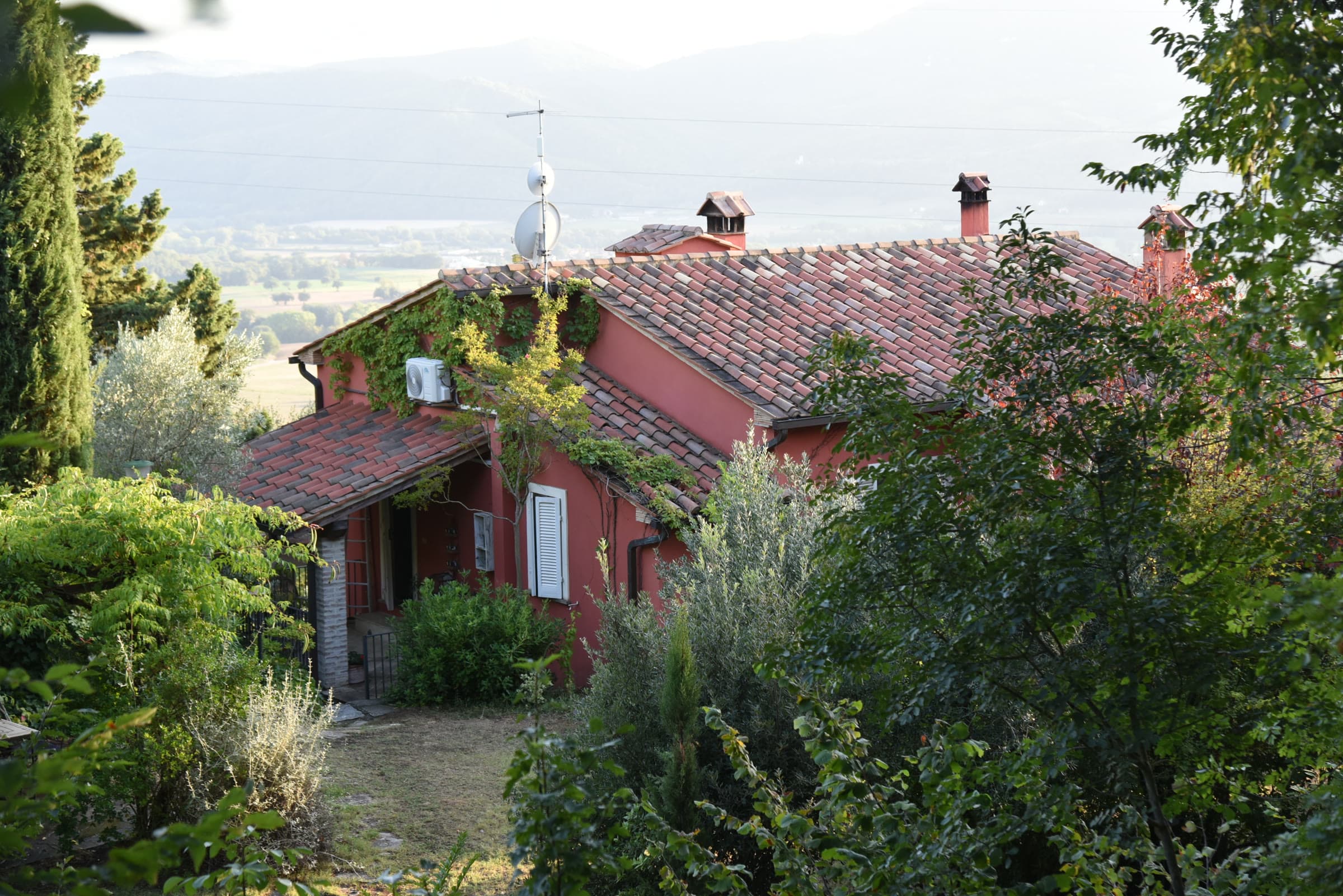 Casa dei Santi tra gli ulivi, affacciata sulla valle