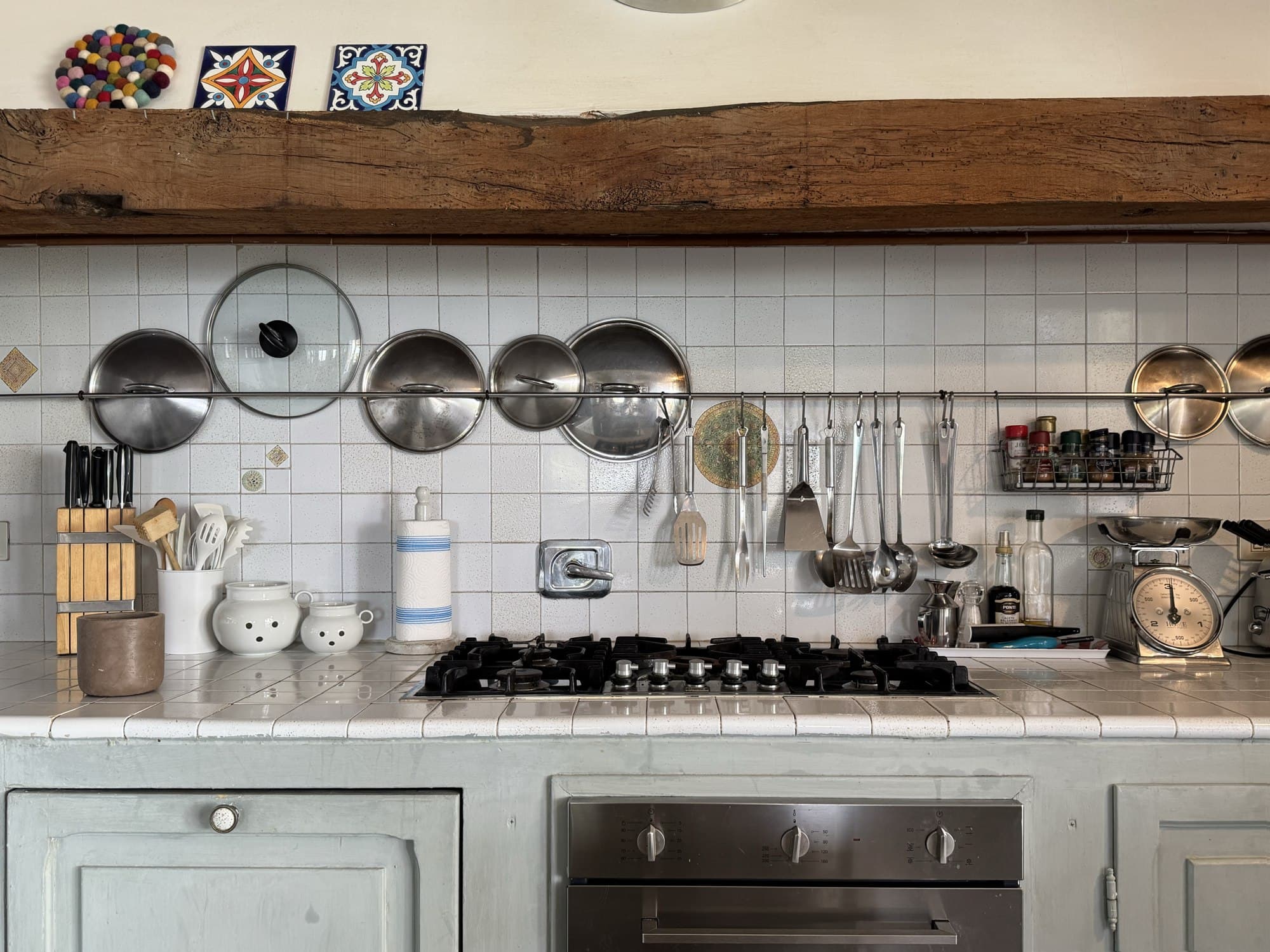 La cucina attrezzata, con le pentole appese e i fornelli