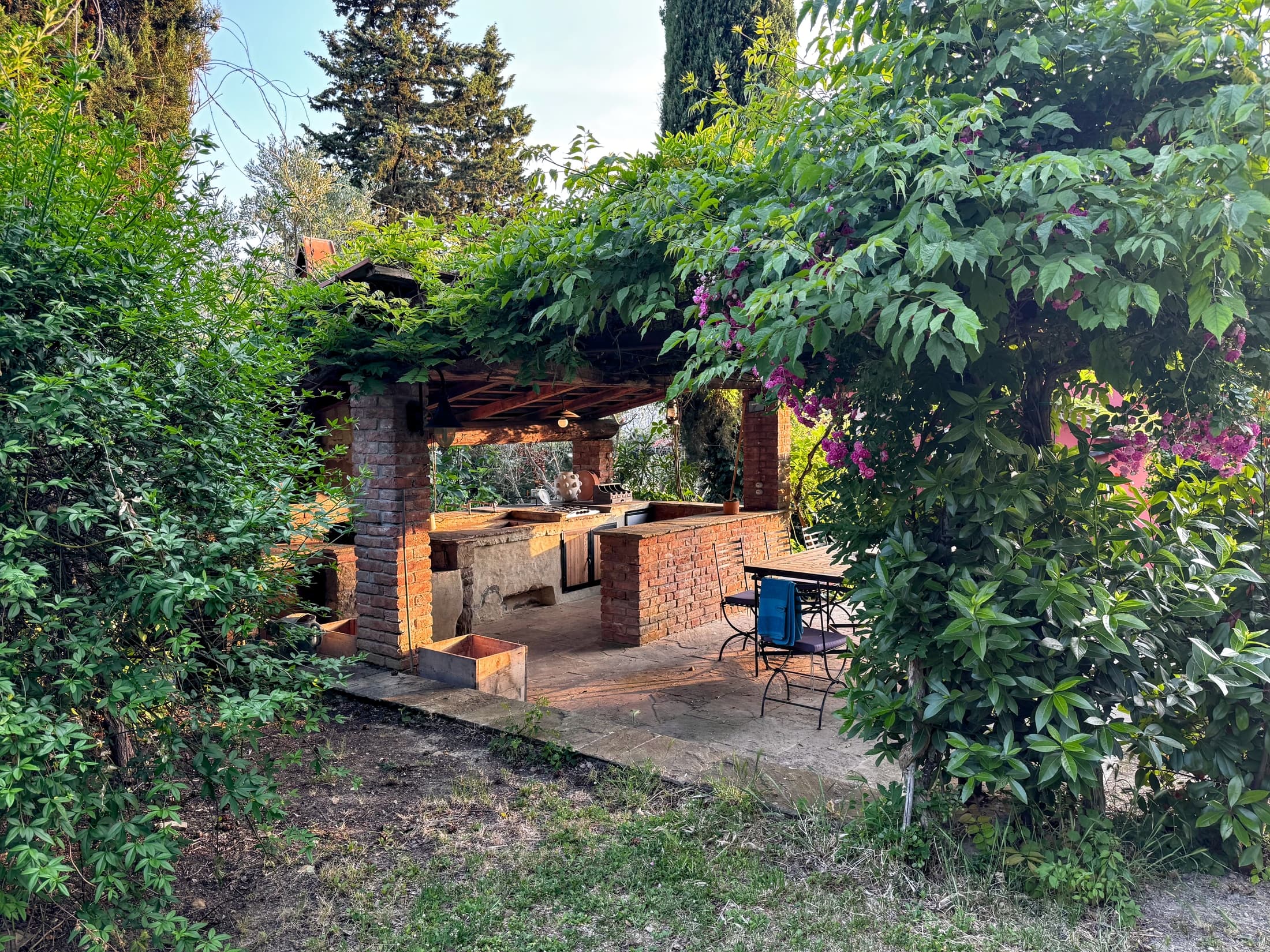 La cucina esterna vista dal giardino, sotto il glicine