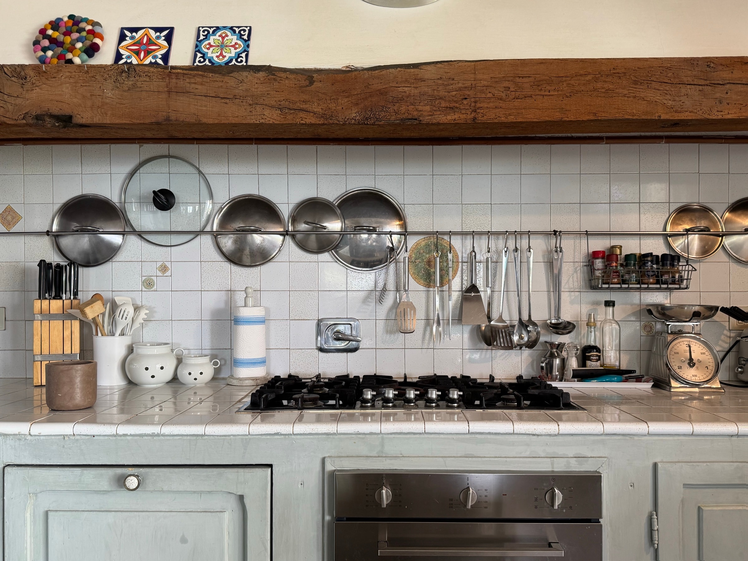 La cucina con le pentole di rame appese sopra i fornelli