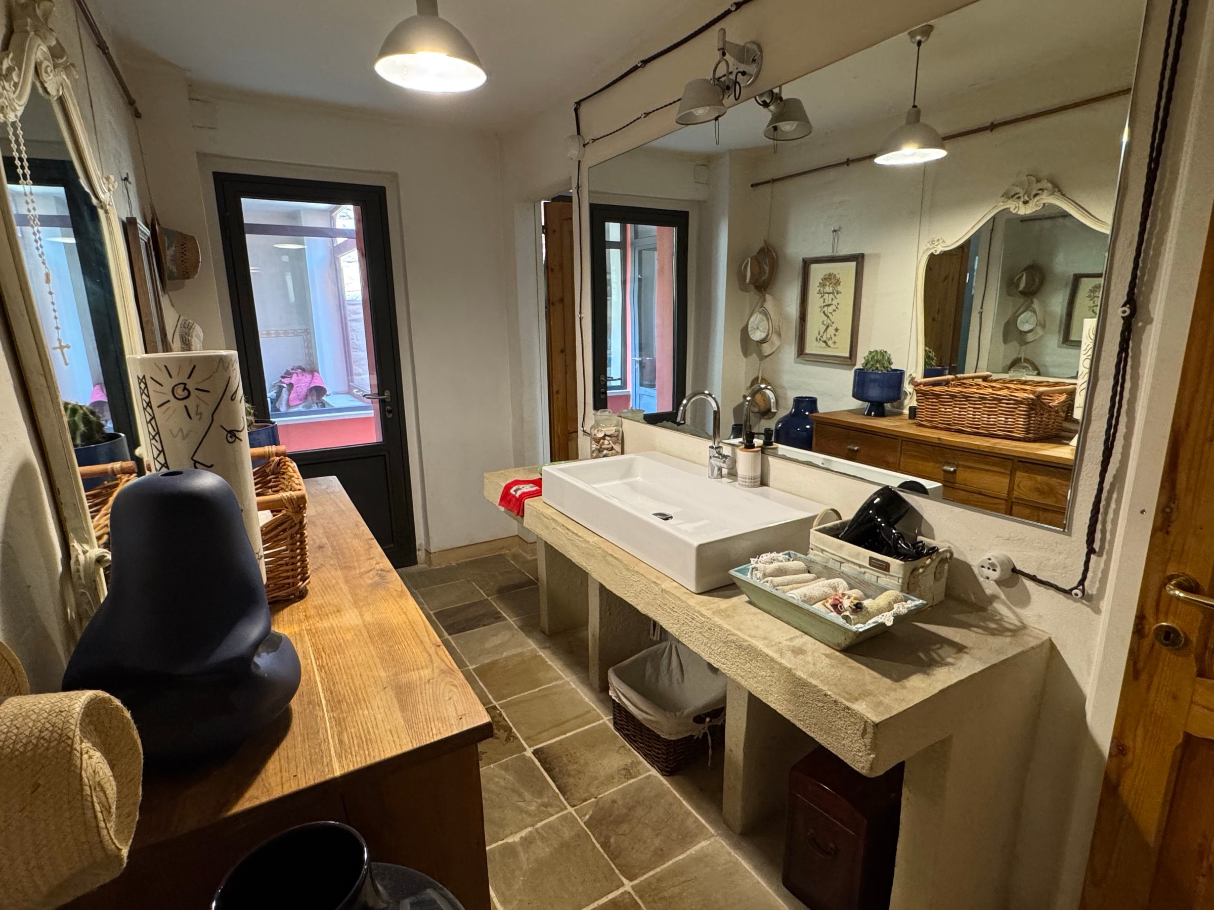 Il bagno della zona giorno, con il piano in legno e il lavabo bianco