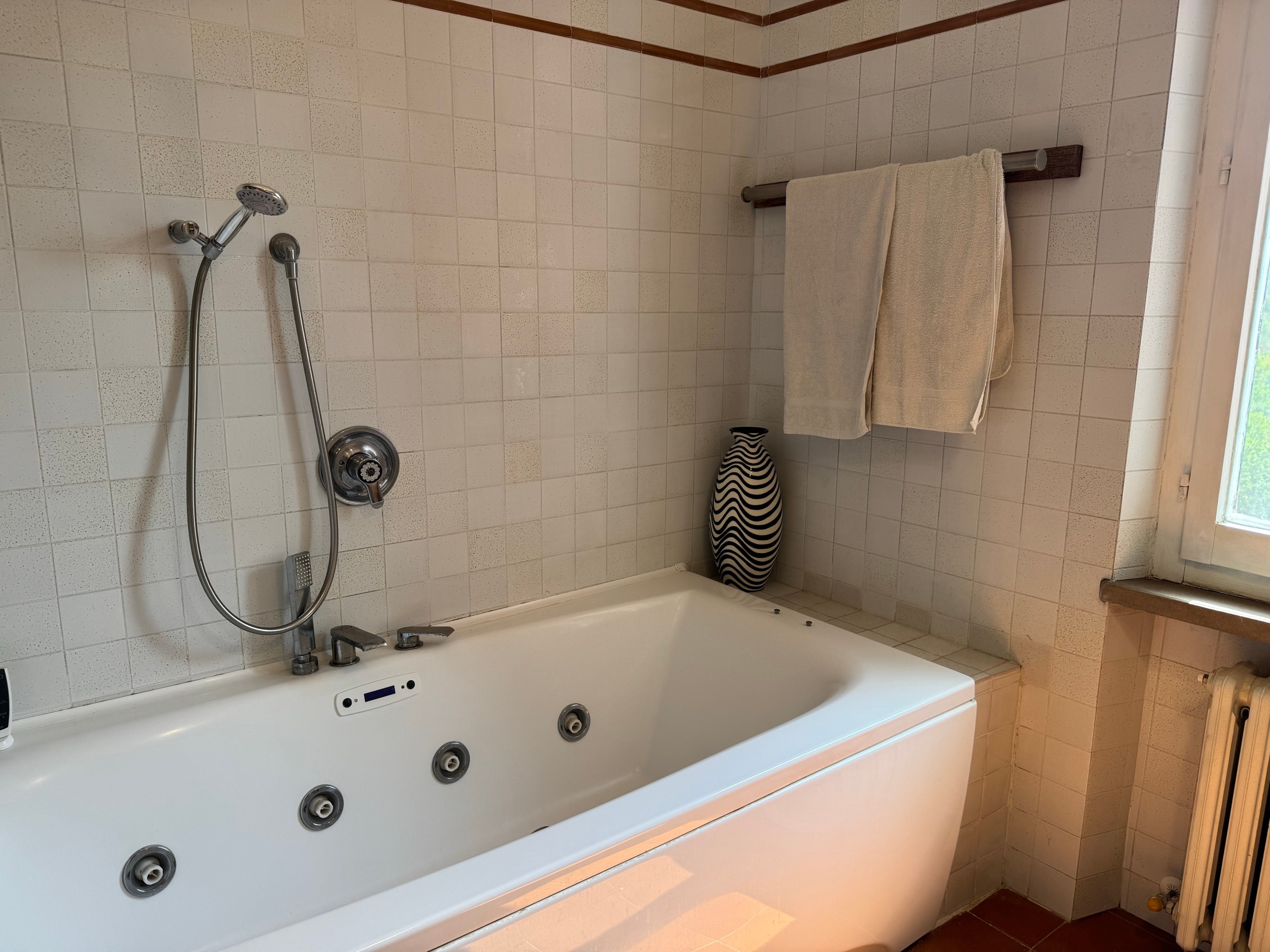 La vasca da bagno con la doccia, nel bagno della zona notte