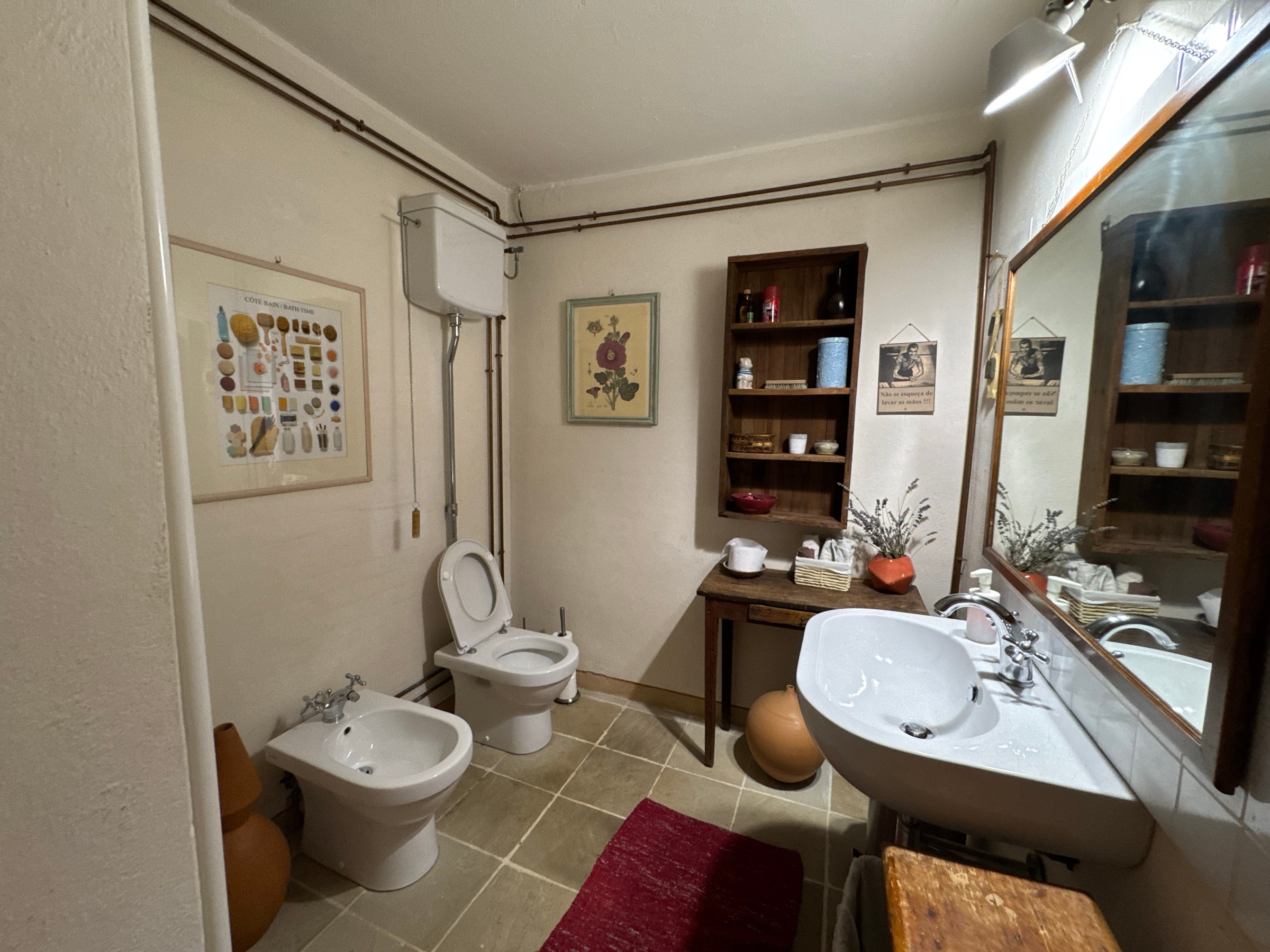 Il bagno della zona giorno con il lavabo e il bidet