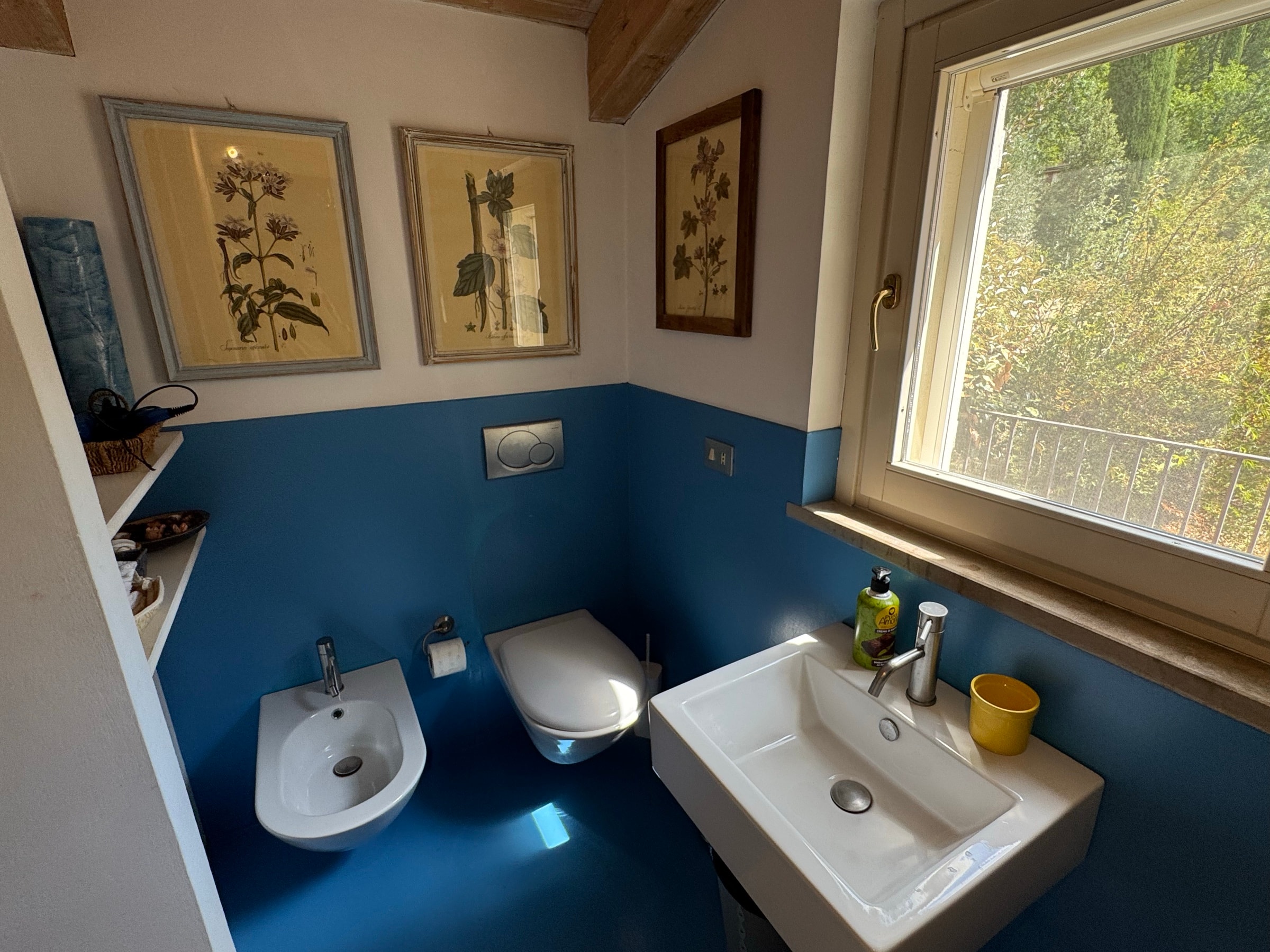 Il bagno in camera con il bidet, il lavabo e la finestra