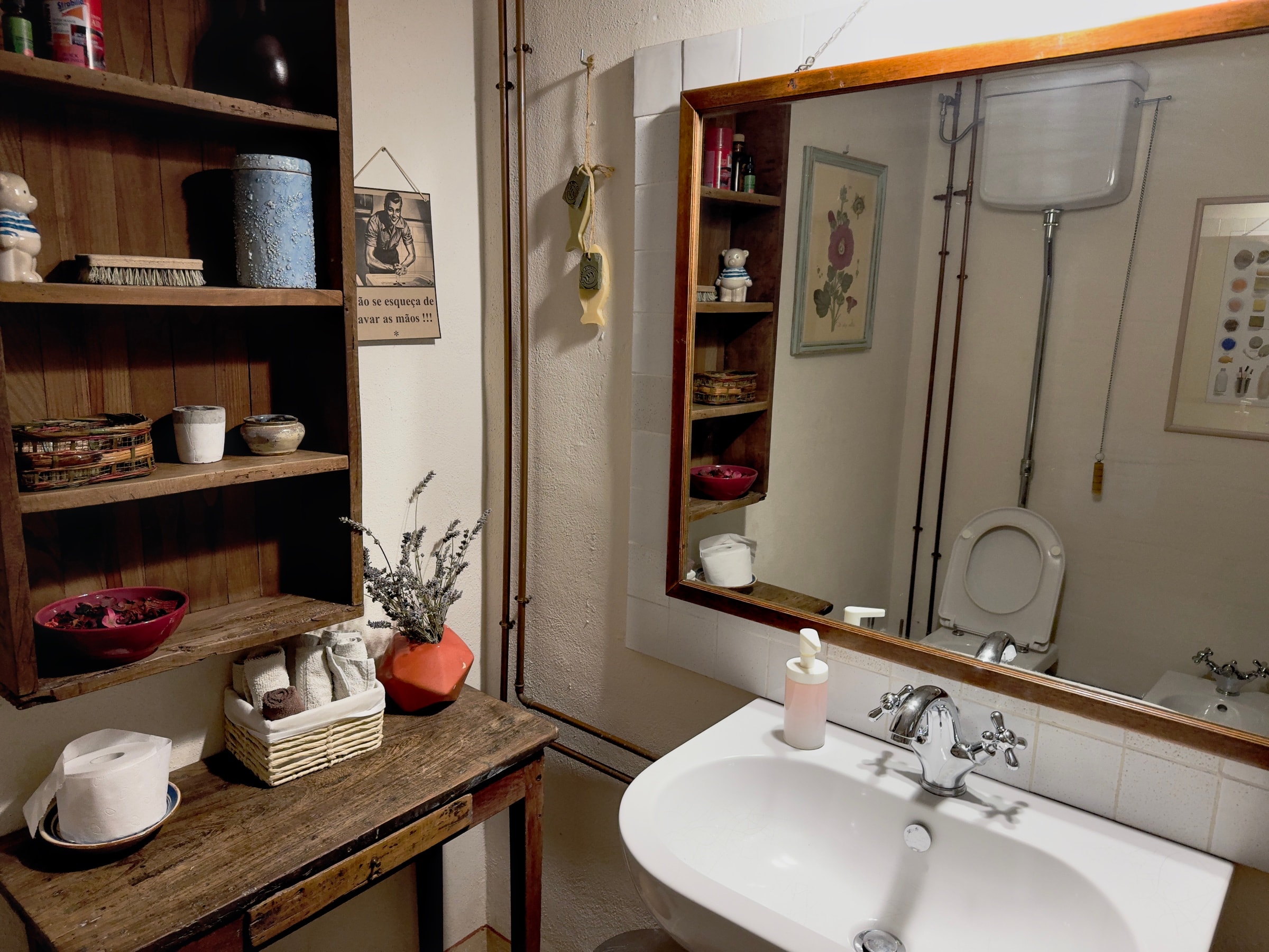 Lo specchio e il lavabo del bagno della zona giorno